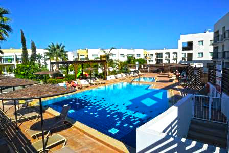 Купить квартиру на Кипре в комплексе с коммунальным бассейном