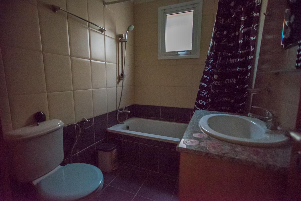 Ванная комната в двуспальной кватире в Паралимни