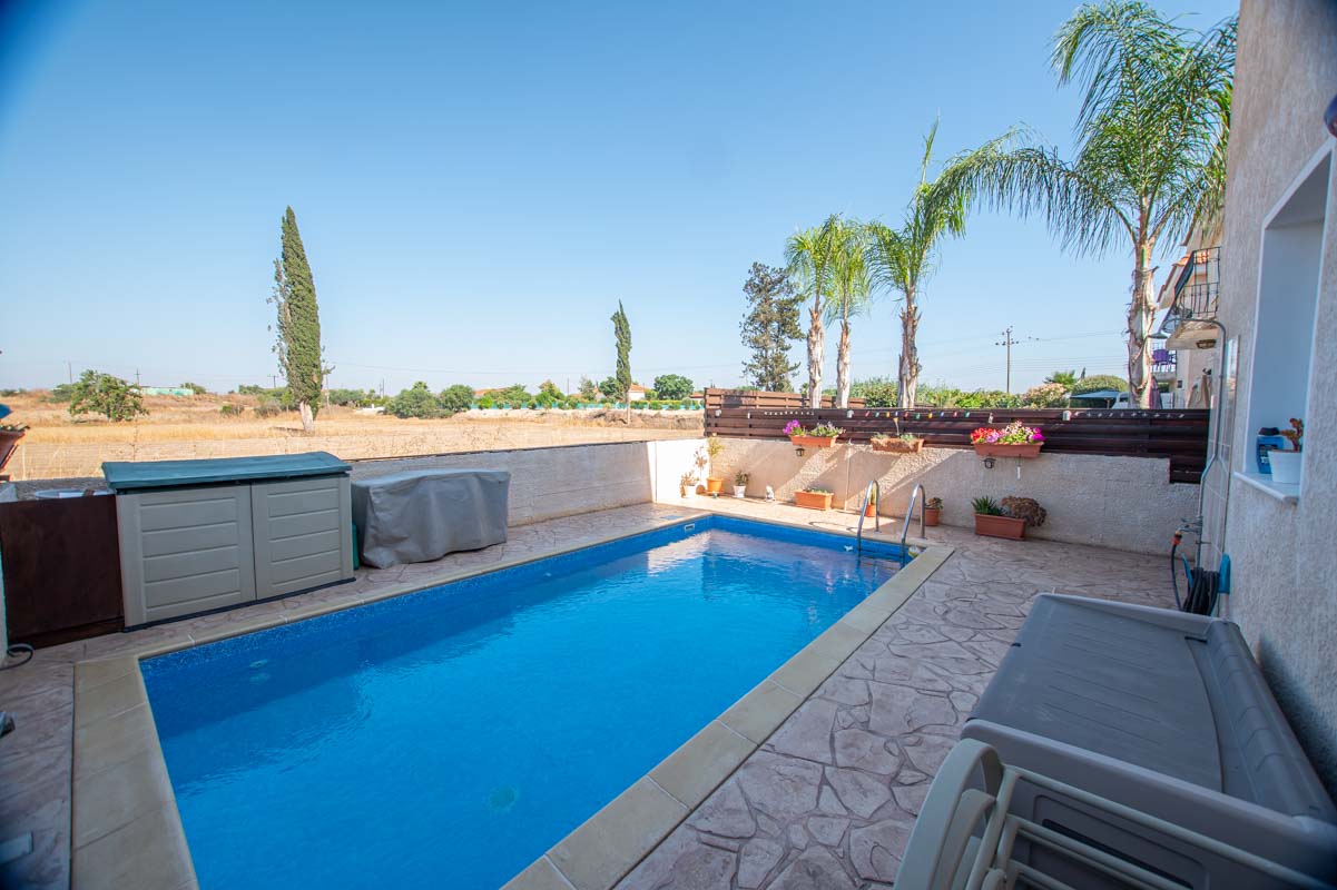 Купить дом с бассейном на Кипре
