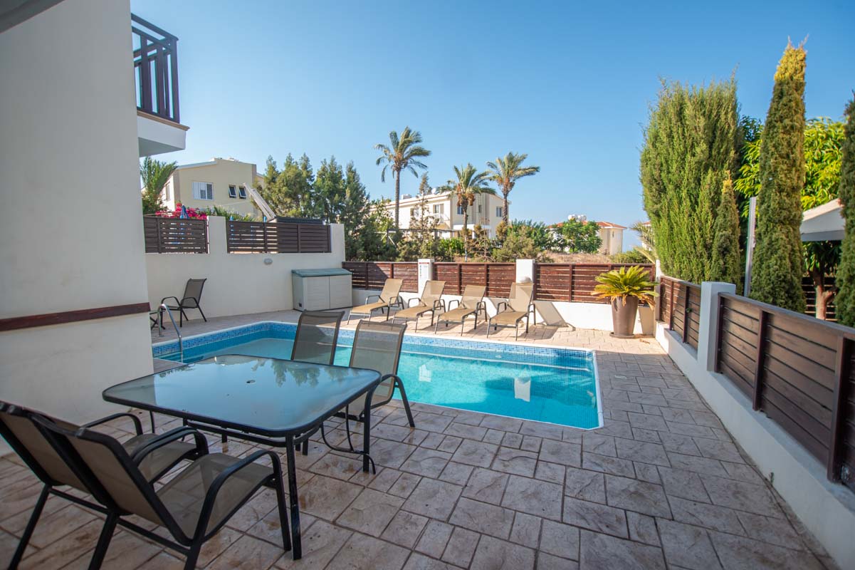 Купить дом с бассейном на Кипре