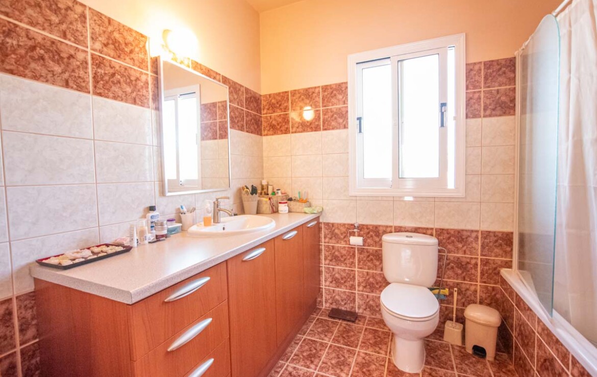 купить дом в Ливадье - ванная