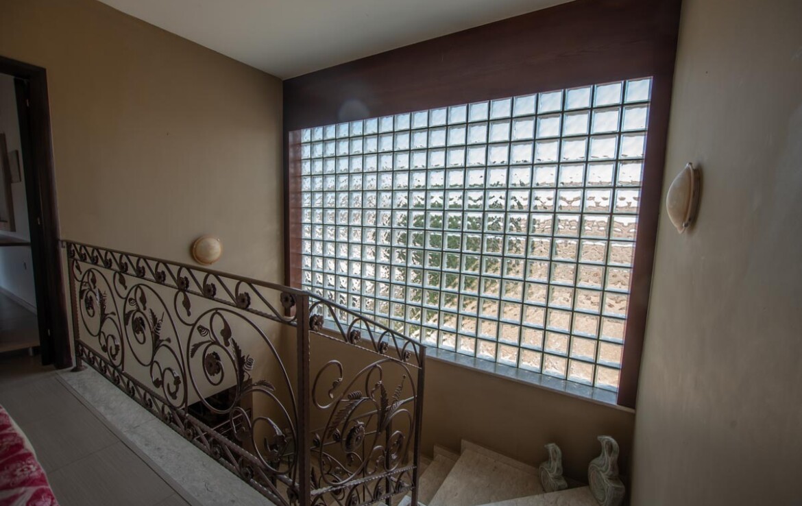 Трехспальный дом в Ливадье - лестница