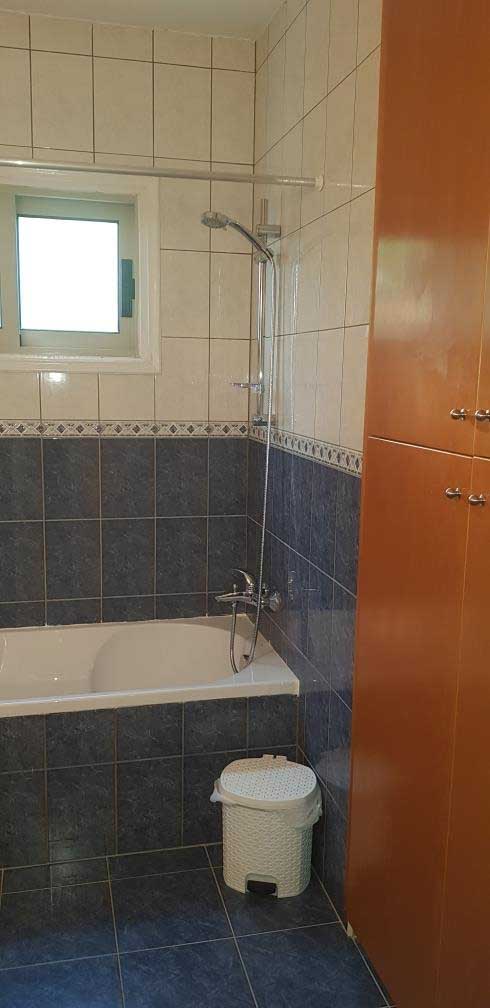 Трехспальные апартаменты в Каппарисе - ванная