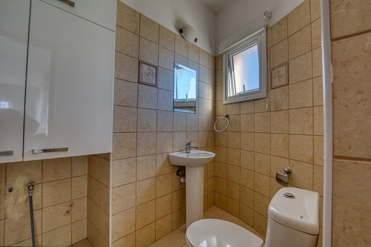 Квартира в жилом районе Ларнаки - гостевой туалет