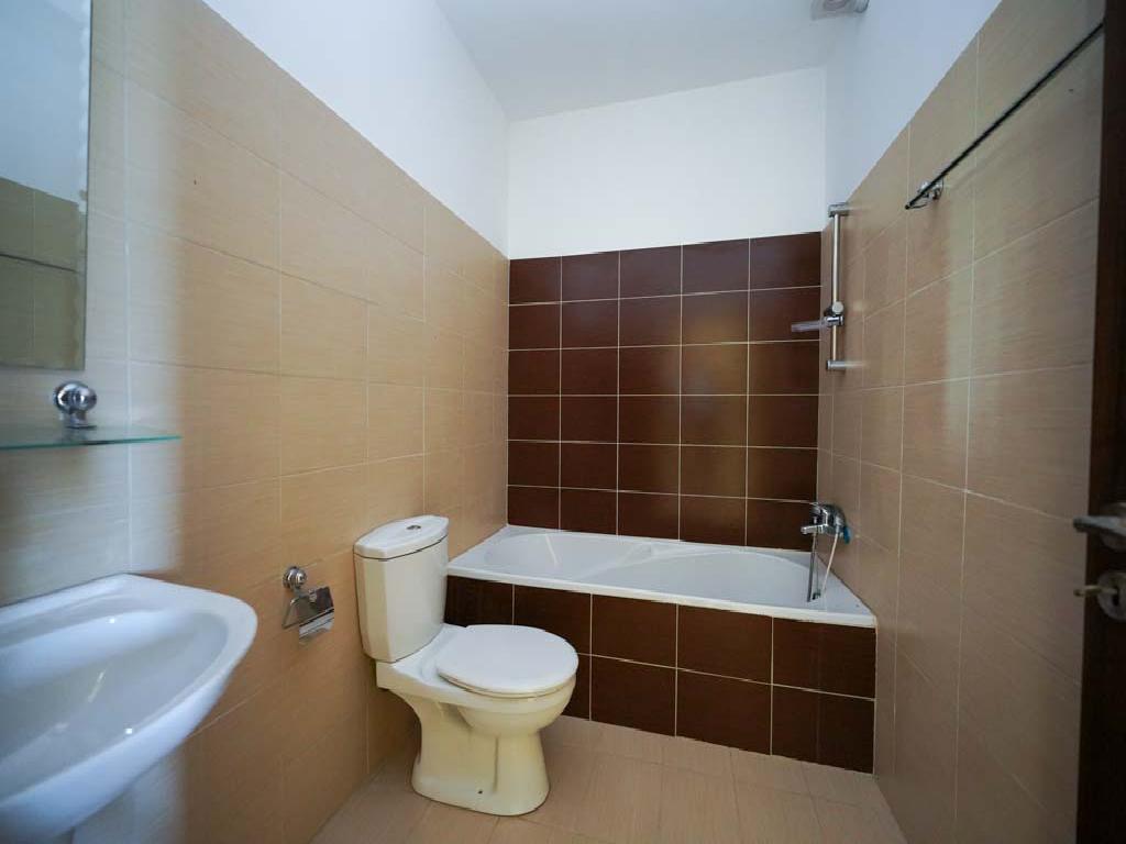 Трехспальная квартира в Перволье - ванная