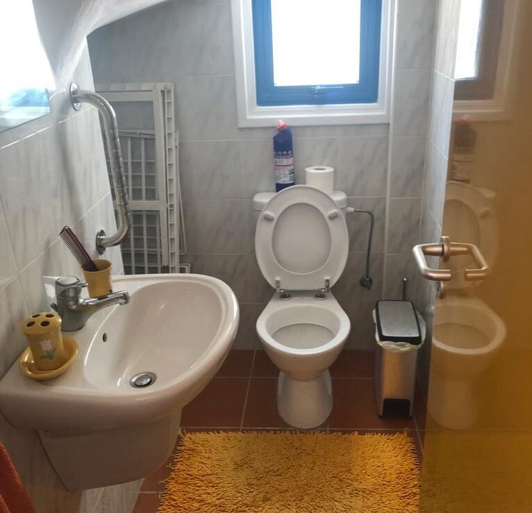 Двуспальный дом в Перволии - гостевой туалет