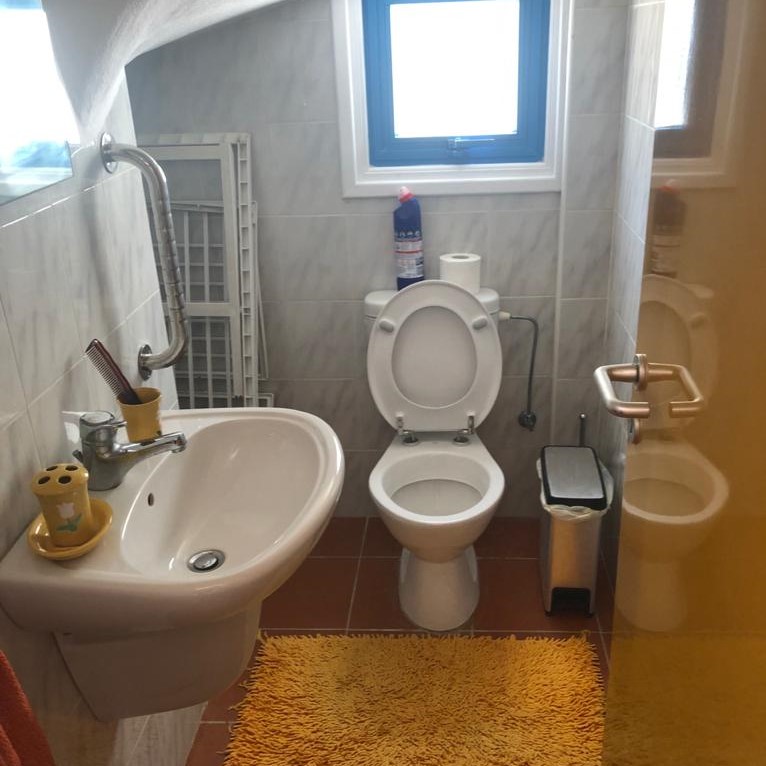 Двуспальный дом в Перволии - гостевой туалет