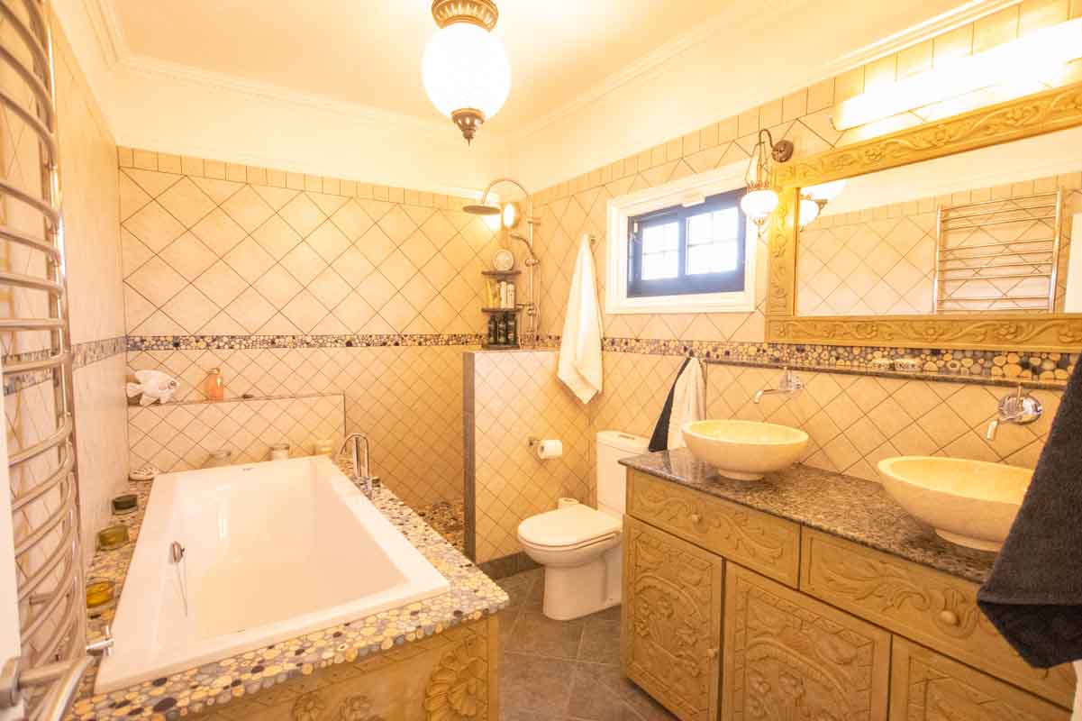 Дом в Деринье - ванная