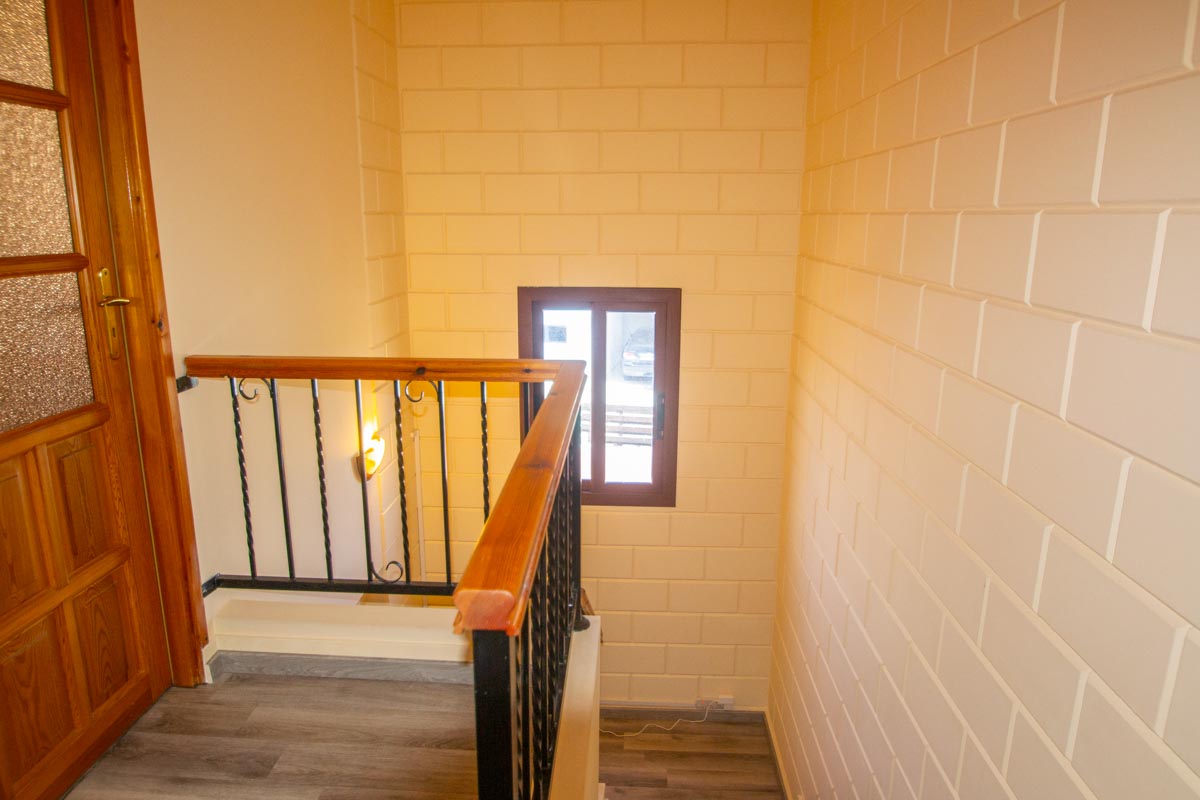 Двуспальный дом в Лиопетри - лестница