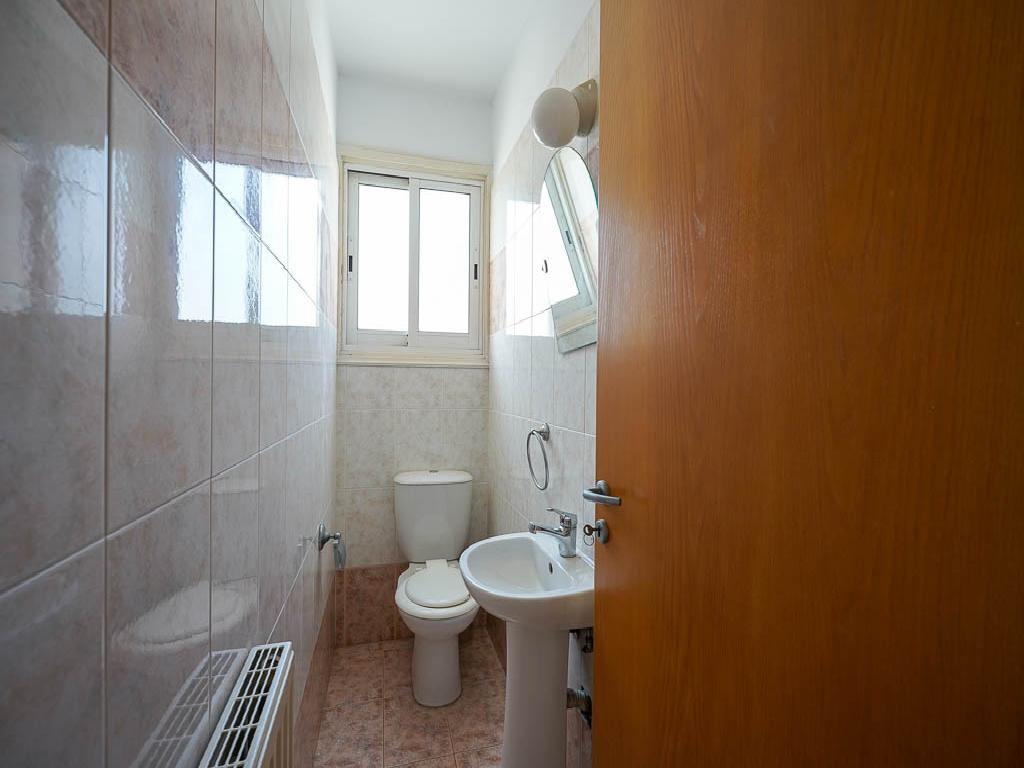 Трехспальная квартира в Ларнаке - гостевой туалет